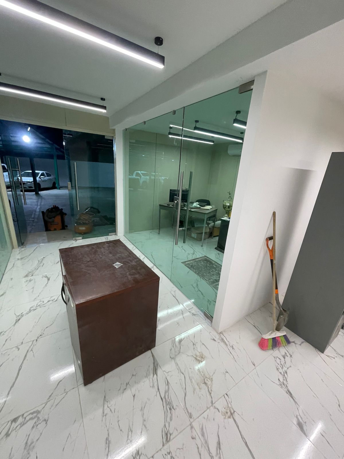 Oficinas con cancelería de cristal